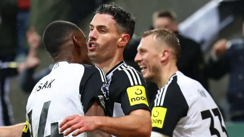 Newcastle snatch late draw in thrilling draw with Liverpool