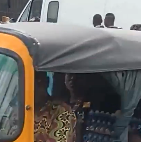 Two Allegedly Mentally Challenged Individuals Engage in Heated Discussion on Lagos Streets!