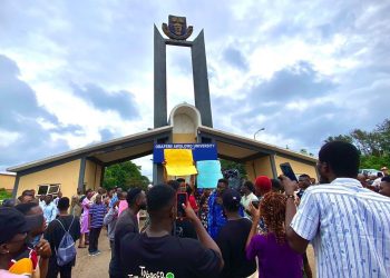 Reactions, as top Nigerian university bans kissing, heavy makeup on campus