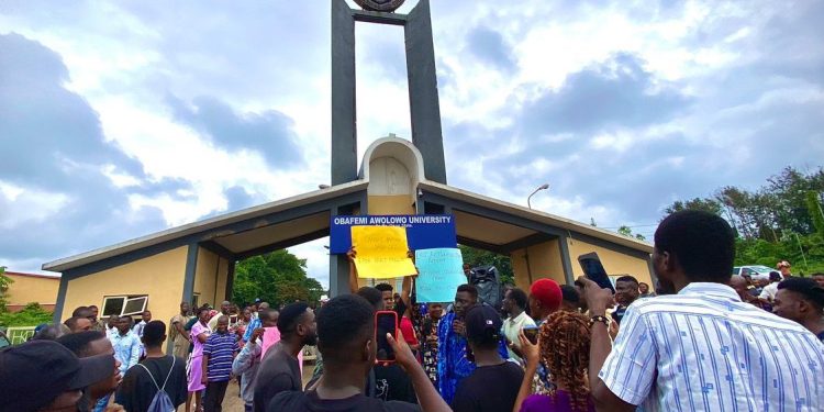Reactions, as top Nigerian university bans kissing, heavy makeup on campus