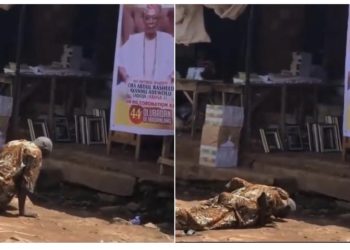 PHOTO: Elderly man seen prostrating before Olubadan Ladoja’s banner trend online