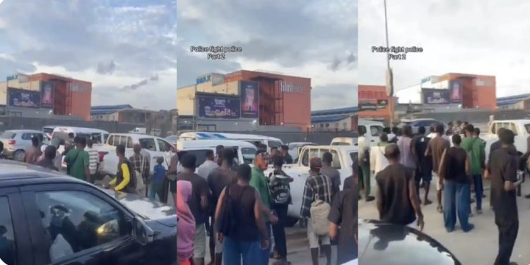 Two police officers caught fighting on the busy street of Lagos