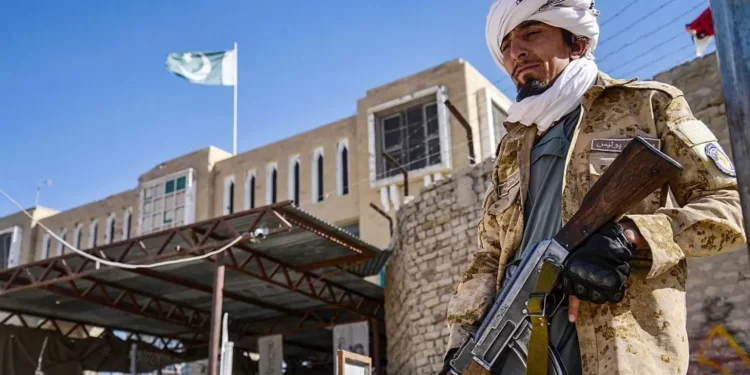 Deadly Border Fighting Erupts Between Pakistan and Afghanistan