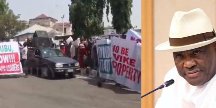 Protesters Storm APC Headquarters, Demand Wike’s Removal as FCT Minister