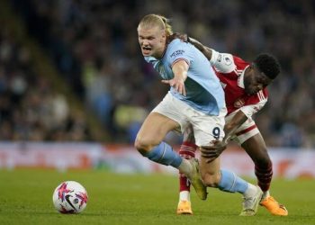 Man City blow EPL title open with win over Arsenal