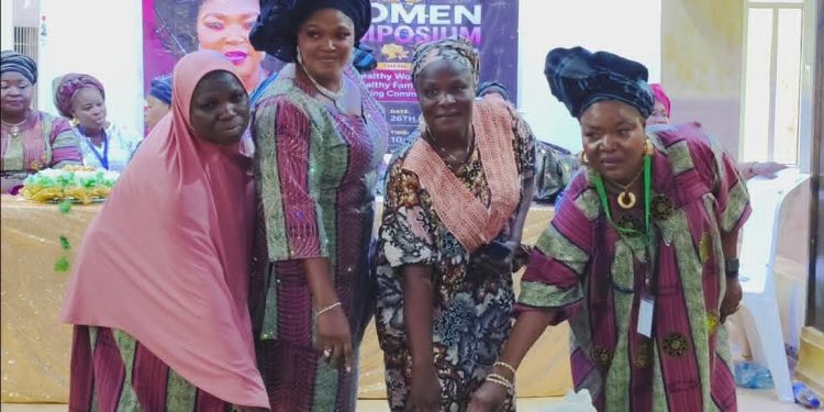 Olorunda LCDA First Lady empowers women with tools, cash support