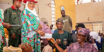 Remi Tinubu empowers 1,000 Osun women with N50m grant
