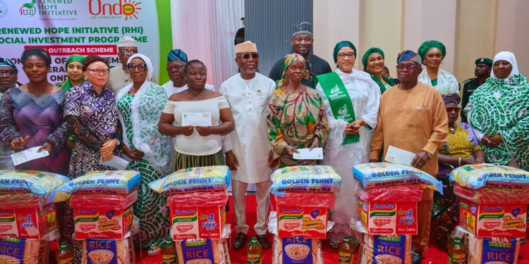 Remi Tinubu’s Wife Distributes Food Items To Vulnerable Citizens In Ondo