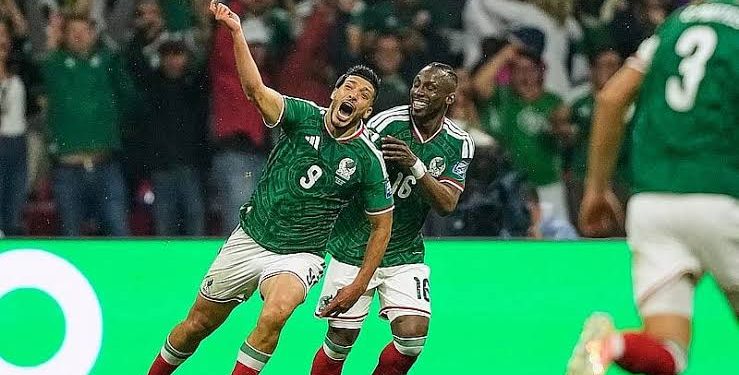 Mexico cruise past Ecuador to book World Cup Round of 16 spot