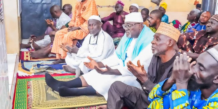 Olajide observes Jumat with constituents, donates N5m for mosque’s devt