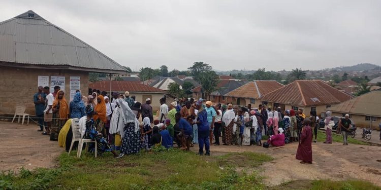 Osun Decides: Voters, Security Operatives, INEC Officials Arrive Oyetola’s Polling Unit