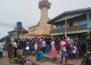 Osun Decides: Massive Turnout at Aregbesola’s Polling Unit in Ilesa